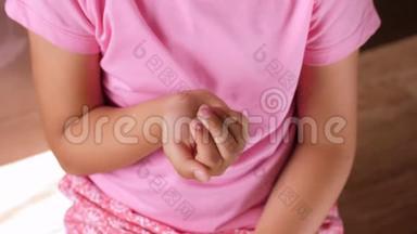 孩子用牛奶牙打开手. 在女孩的手掌上`牙齿。 先是乳齿脱落。